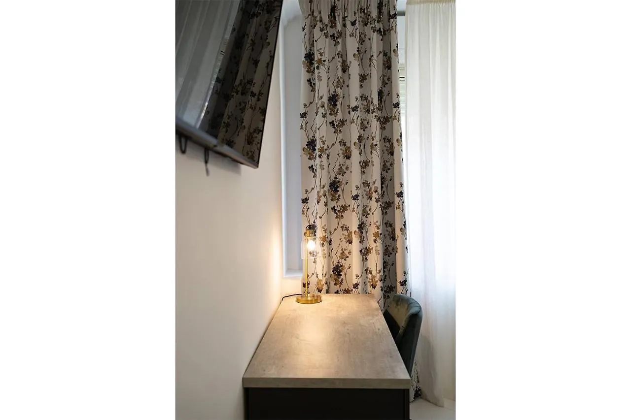 Apartments Hotel Real Suite Napoli Chiaia Mergellina  نابولي