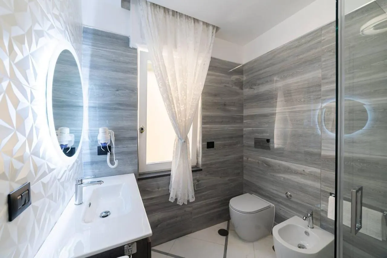 Apartments Hotel Real Suite Napoli Chiaia Mergellina 0*, Nápoles